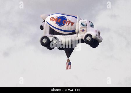 Albuquerque, USA. Oktober 2025 Sir-Mix-A-Lot öffnet das Special Shapes Rodeo findet beim 53. Albuquerque Balloon Festival in Albuquerque, USA statt. Quelle: Mark Passmore/ Alamy Live News Stockfoto