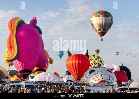 Albuquerque, USA. Oktober 2025 das Special Shapes Rodeo findet beim 53. Albuquerque Balloon Festival in Albuquerque, USA statt. Quelle: Mark Passmore/ Alamy Live News Stockfoto