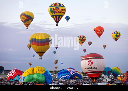 Albuquerque, USA. Oktober 2025 das Special Shapes Rodeo findet beim 53. Albuquerque Balloon Festival in Albuquerque, USA statt. Quelle: Mark Passmore/ Alamy Live News Stockfoto