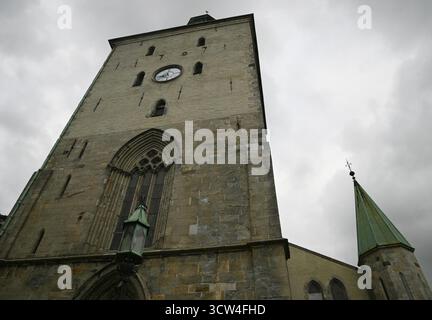 Landschaft mit malerischem Fassadenblick auf die Domkirke im romanischen Stil, die historische Kathedrale von Bergen in Norwegen. Stockfoto