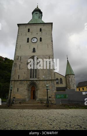 Landschaft mit malerischem Außenblick auf die Domkirke im romanischen Stil, die historische Kathedrale von Bergen in Norwegen. Stockfoto