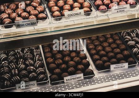 Eine Vitrine gefüllt mit verschiedenen Schokoladensorten Stockfoto