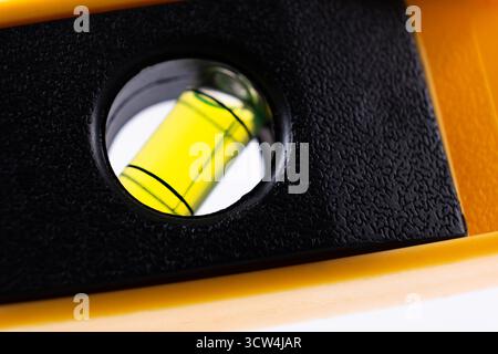 Wasserwaage auf weißem Hintergrund, Nahaufnahme, Makroaufnahme Stockfoto