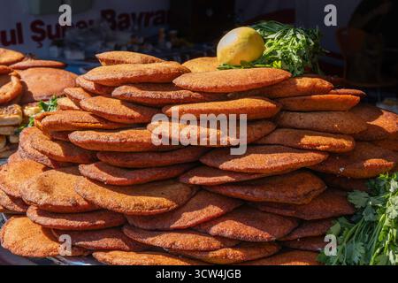Traditionelle türkische Fleischbällchen (Kibbeh) auf einem Markt. Golden Brown Heap of Kibbeh zum Verkauf auf einem Basar. Türkisches Gericht, Küche. Street Food Stockfoto