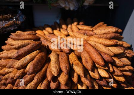 Traditionelle türkische Fleischbällchen (Kibbeh) auf einem Markt. Golden Brown Heap of Kibbeh zum Verkauf auf einem Basar. Türkisches Gericht, Küche. Street Food Stockfoto