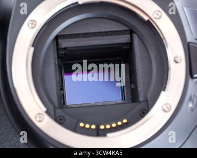 Nahaufnahme einer Kamera mit belichtetem Bildsensor im Studio Stockfoto