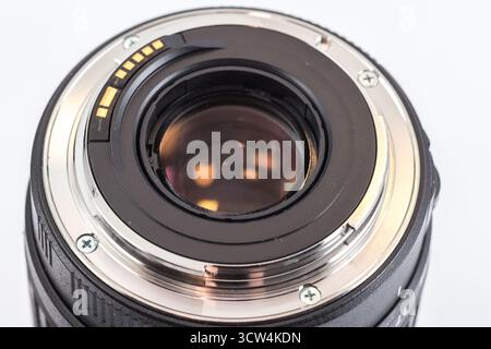 Nahaufnahme des hinteren Endes des DSLR-Zoomobjektivs mit Bajonettring und elektrischen Kontakten Stockfoto
