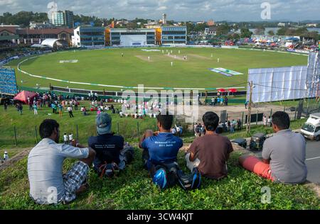 Zuschauer genießen den Blick auf das zweite Testspiel zwischen Sri Lanka und Australien auf dem Galle International Cricket Ground in Galle in Sri Lanka. Stockfoto