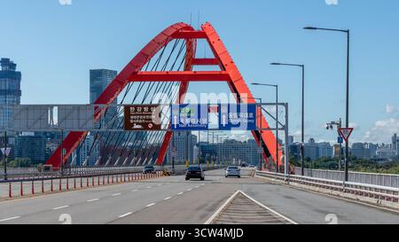 Autos überqueren die Banpo-Brücke über den Han-Fluss in Seoul Stockfoto
