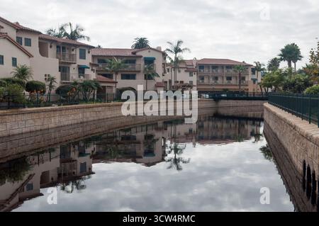 Santa Barbara, Kalifornien, USA – 28. September 2025. Blick auf Mission Creek und nahe gelegene Gebäude von der State Street. Stockfoto