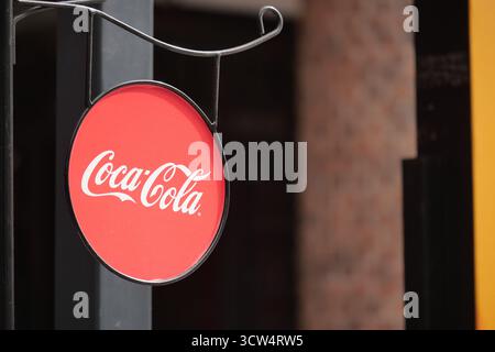 türkei istanbul 27. juni 2025. Schild mit dem Logo der Marke Coca Cola in einem lokalen Restaurant Stockfoto