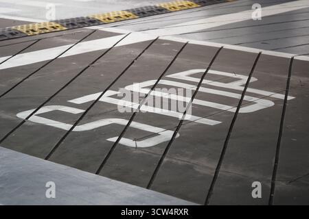 Stoppschild auf dem Bürgersteig im Stadtgebiet gemalt Stockfoto