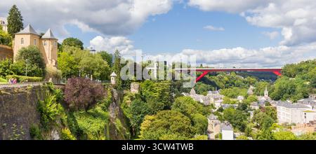 Panorama der Brücke der Großherzogin Charlotte über ein grünes Tal in Luxemburg Stockfoto