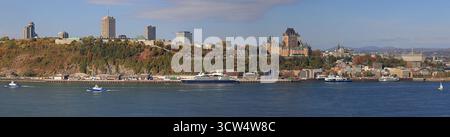 Panoramablick auf die Skyline von Quebec im Herbst mit dem Saint Lawrence River und Booten im Vordergrund, Kanada Stockfoto