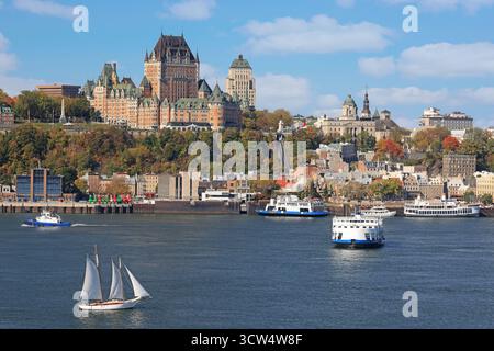 Die Skyline von Quebec City im Herbst mit dem Saint Lawrence River und Booten im Vordergrund, Kanada Stockfoto