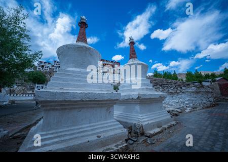 Shey Palace and Monastery ist ein ausgezeichnetes komplexes Kloster und Palast. Das Kloster ist bekannt für sein riesiges Kupfer mit einer goldenen Statue von S Stockfoto