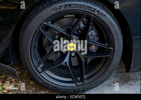 Bratislava, Slowakei - 8. Oktober 2025: Schwarzer Ferrari 488 Pista Sportwagen. Stockfoto