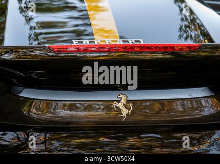 Bratislava, Slowakei - 8. Oktober 2025: Schwarzer Ferrari 488 Pista Sportwagen. Stockfoto