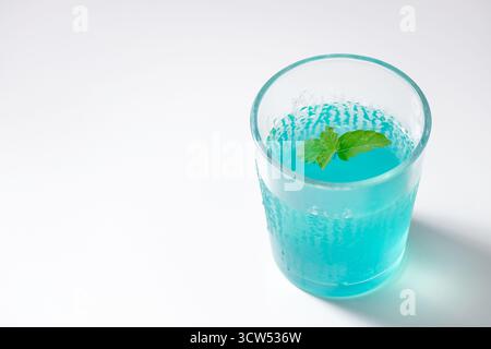 Erfrischendes blaues Eisgetränk mit Minzblättern Stockfoto
