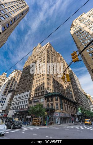 Blick auf die Straße auf das New Yorker Hotel im Art déco-Stil an der 8th Avenue, Manhattan, New York City, USA. Juni 2025. Stockfoto