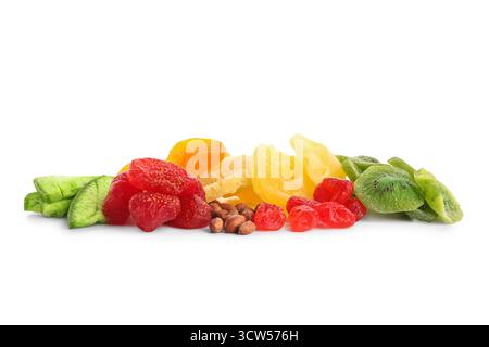 Verschiedene kandierte Früchte und Erdnüsse auf weißem Hintergrund Stockfoto