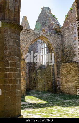 Die Abtei Saint-Mathieu de Fine-Terre in der Bretagne, Frankreich. Das Innere der gotischen Ruine im Sonnenlicht zeigt hohe Bögen und verwitterte Steinsäulen. Stockfoto