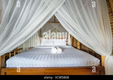Strandhütte im tropischen Paradies Stockfoto