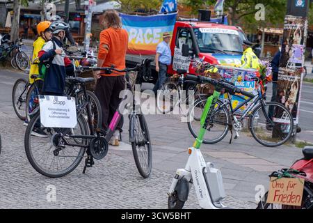 Teilnehmer der Friedensfahrt Berlin - für Grundrechte und Frieden in Berlin. Heute, am Tag der Deutschen Einheit, finden in Berlin mehrere Friedensdemonstrationen statt. / Teilnehmer der Berliner Friedensfahrt für Grundrechte und Frieden in Berlin. Heute, am Tag der Deutschen Einheit, finden in Berlin mehrere Friedensdemonstrationen statt. Demonstration für Frieden in Berlin *** Teilnehmer am Berliner Friedensritt - für Grundrechte und Frieden in Berlin heute finden am Tag der Deutschen Einheit mehrere Friedensdemonstrationen in Berlin statt Teilnehmer am Berliner Friedensritt - für Fundament Stockfoto