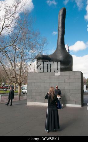 David Shrigleys Bronzeskulptur, wirklich gut, 2016, in Form einer 7 Meter hohen „Daumen nach oben“, vor der National Gallery of Victoria, Melbourne Stockfoto