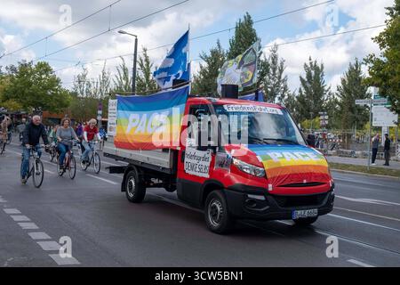 Teilnehmer der Friedensfahrt Berlin - für Grundrechte und Frieden in Berlin. Heute, am Tag der Deutschen Einheit, finden in Berlin mehrere Friedensdemonstrationen statt. / Teilnehmer der Berliner Friedensfahrt für Grundrechte und Frieden in Berlin. Heute, am Tag der Deutschen Einheit, finden in Berlin mehrere Friedensdemonstrationen statt. Demonstration für Frieden in Berlin *** Teilnehmer am Berliner Friedensritt - für Grundrechte und Frieden in Berlin heute finden am Tag der Deutschen Einheit mehrere Friedensdemonstrationen in Berlin statt Teilnehmer am Berliner Friedensritt - für Fundament Stockfoto