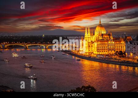 Nachtansicht auf das ungarische Parlament und die Donau bei Nacht, Budapest, Ungarn Stockfoto