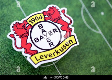 KIEW, UKRAINE - 23. FEBRUAR 2025 Bayer 04 Leverkusen Fußballklub-Abzeichen liegt auf dem Hintergrund des Fußballfeldes Stockfoto