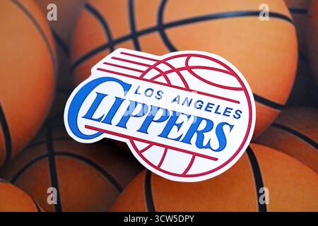 KIEW, UKRAINE - 23. FEBRUAR 2025 das Abzeichen des Basketballteams Los Angeles Clippers liegt auf dem Hintergrund-Banner für Basketballbälle Stockfoto