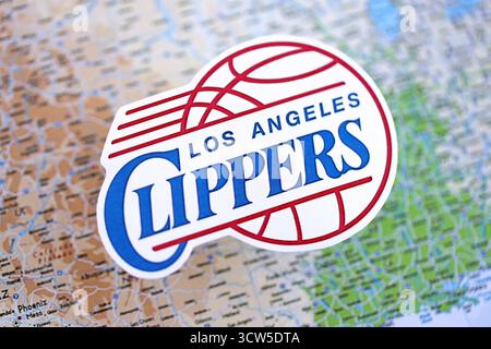 KIEW, UKRAINE - 23. FEBRUAR 2025 das Abzeichen des Basketballteams Los Angeles Clippers liegt auf dem Hintergrundbanner der USA-Karte Stockfoto