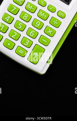 Taschenrechner auf schwarzem Hintergrund Stockfoto