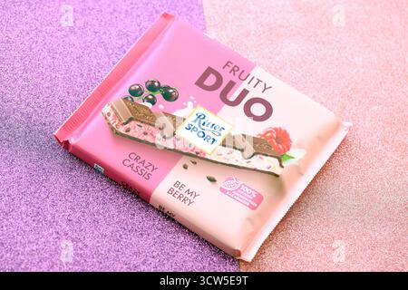 KIEW, UKRAINE - 19. APRIL 2025 Ritter Sport Fruity Duo Schokoladenriegel auf Papierhintergrund Nahaufnahme Stockfoto