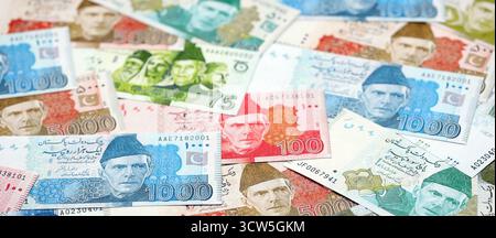 Pakistanische Rupien Banknoten. Die aktuellen pakistanischen Geldrechnungen liegen in großer Höhe auf dem Tisch. Das Konzept des Geschäfts und der Investitionen in Pakistan Stockfoto