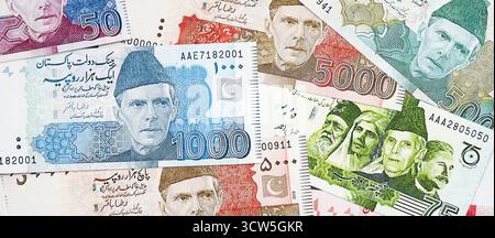 Pakistanische Rupien Banknoten. Die aktuellen pakistanischen Geldrechnungen liegen in großer Höhe auf dem Tisch. Das Konzept des Geschäfts und der Investitionen in Pakistan Stockfoto