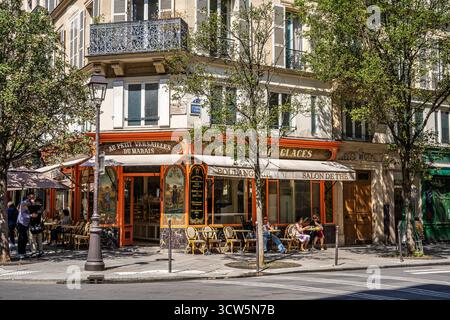 Gäste genießen einen Sommernachmittag in der historischen Bäckerei und dem Teesalon Au Petit Versailles du Marais in der Rue Tiron, Le Marais, Paris, Frankreich Stockfoto