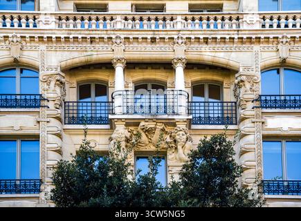 Detail eines eleganten Jugendstilgebäudes in der Rue Reaumur 39, Paris, mit Balkon und zwei Karyatiden, erbaut im frühen 20. Jahrhundert, Paris, Frankreich Stockfoto