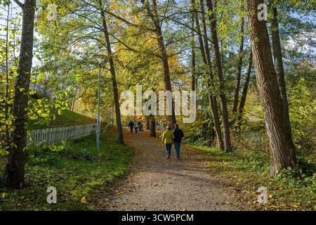 Im Herbst in Norrköping spazieren die Menschen im Hafenpark Åbackarna. Der Park am Motala Stream ist ein beliebtes Erholungsgebiet in Norrköping, Schweden Stockfoto