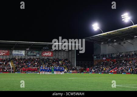 Manchester, Großbritannien. Oktober 2025. Spieler der Manchester United Women und Spieler der Chelsea Women halten eine Schweigeminute vor der Women’s Super League Stockfoto