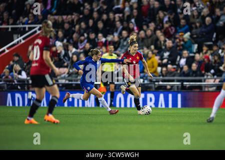 Manchester, Großbritannien. Oktober 2025. Wieke Kaptein (18 Chelsea-Frauen) und Dominique Janssen (17 Manchester United-Frauen) treten während des Spiels für den Ball an Stockfoto