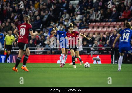 Manchester, Großbritannien. Oktober 2025. Wieke Kaptein (18 Chelsea-Frauen) und Dominique Janssen (17 Manchester United-Frauen) treten während des Spiels für den Ball an Stockfoto