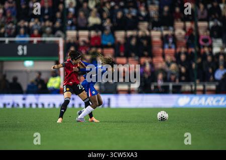 Manchester, Großbritannien. Oktober 2025. Hinata Miyazawa (20 Manchester United Women) und Catarina Macario (9 Chelsea Women) treten während des Balls an Stockfoto