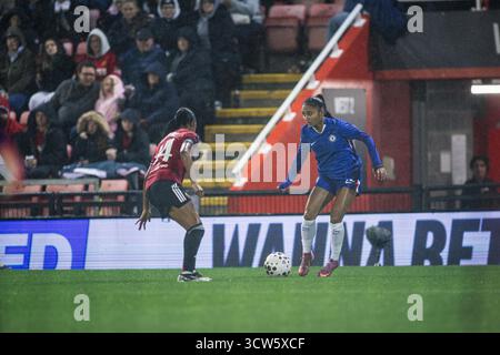 Manchester, Großbritannien. Oktober 2025. Alyssa Thompson (12 Chelsea Women) lief mit dem Ball während des Women’s Super League-Spiels zwischen Manchester Unit Stockfoto