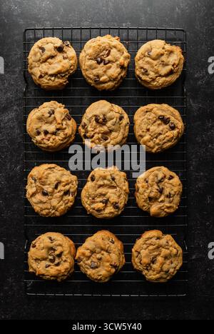 Blick von oben auf das Kühlregal mit frisch gebackenen Schokoladen-Chip-Cookies. Stockfoto