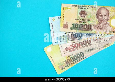 Vietnamesische Dong-Geldscheine in großer Höhe in der Nähe von Blau. Finanz- und Bankkonzept Stockfoto