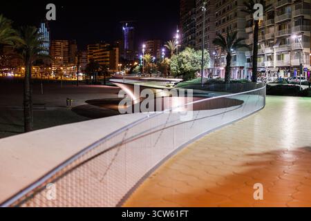 Nachtblick auf die erhöhte Promenade und die Skyline der Stadt Stockfoto