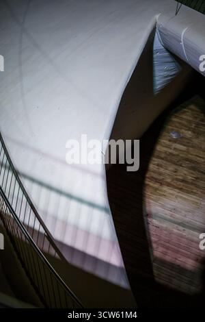 Abstrakte architektonische Kurve und Holzbodenübergang Stockfoto